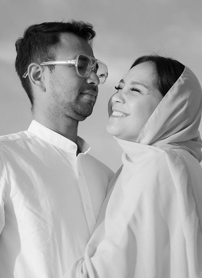 Keluarga Raffi Ahmad saat ini tengah berada di Qatar untuk menonton Piala Dunia. Nagita Slavina pun memanfaatkan momen di Qatar dengan melakukan pemotretan di gurun pasir. Foto: dok. Instagram/@raffinagita1717