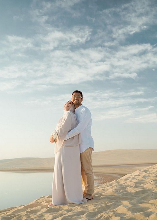 Penampilan Raffi Ahmad dan Nagita Slavina di gurun pasir bak foto prewedding. Foto: dok. Instagram/@raffinagita1717