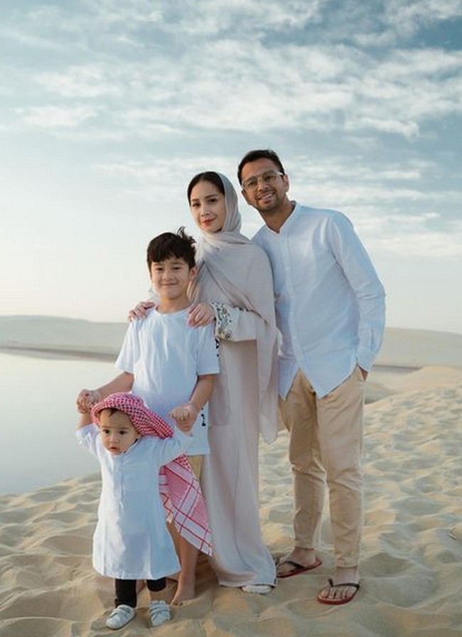 Inilah potret keluarga Raffi Ahmad di gurun pasir. Tampak Raffi mengenakan baju koko, Nagita tampil cantik dengan baju muslim. Ada pula Rafathar dan adiknya Rayanza ‘Cipung’ yang tampil menggemaskan dengan kafiyeh. Foto: dok. Instagram/@raffinagita1717