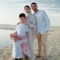 Inilah potret keluarga Raffi Ahmad di gurun pasir. Tampak Raffi mengenakan baju koko, Nagita tampil cantik dengan baju muslim. Ada pula Rafathar dan adiknya Rayanza ‘Cipung’ yang tampil menggemaskan dengan kafiyeh. Foto: dok. Instagram/@raffinagita1717