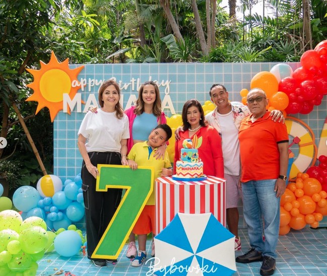 Resmi berusia 7 tahun, pesta ulang tahun Mainaka itu tampak ramai dihadiri oleh keluarga dan kerabat. Kakek dan neneknya, Aburizal Bakrie dan sang istri pun terlihat hadir di acara ulang tahun cucunya itu. Foto: Instagram/@ramadhaniabakrie