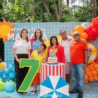 Resmi berusia 7 tahun, pesta ulang tahun Mainaka itu tampak ramai dihadiri oleh keluarga dan kerabat. Kakek dan neneknya, Aburizal Bakrie dan sang istri pun terlihat hadir di acara ulang tahun cucunya itu. Foto: Instagram/@ramadhaniabakrie