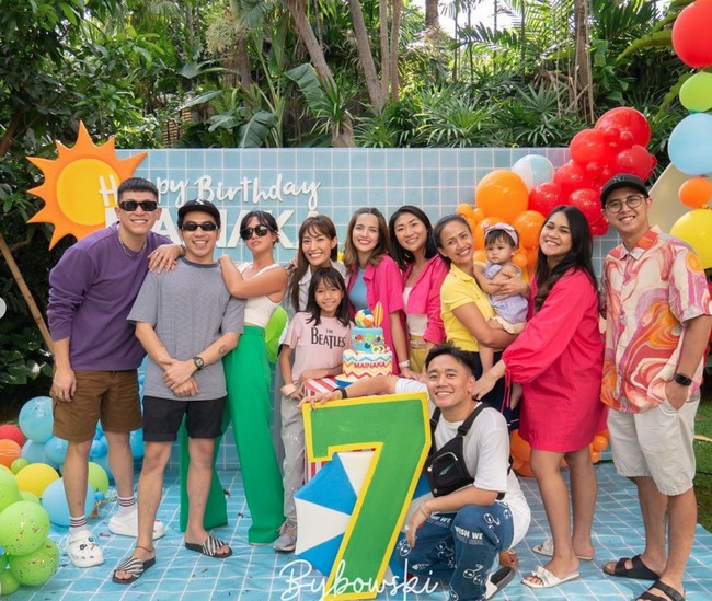 Walaupun hanya digelar secara sederhana di rumah, namun pesta ulang tahun Mainaka itu tampak meriah dengan tema full color. Para tamu yang hadir pun terlihat ikut mengenakan pakaian warna-warni yang terang. Foto: Instagram/@ramadhaniabakrie