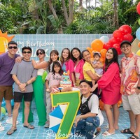 Walaupun hanya digelar secara sederhana di rumah, namun pesta ulang tahun Mainaka itu tampak meriah dengan tema full color. Para tamu yang hadir pun terlihat ikut mengenakan pakaian warna-warni yang terang. Foto: Instagram/@ramadhaniabakrie