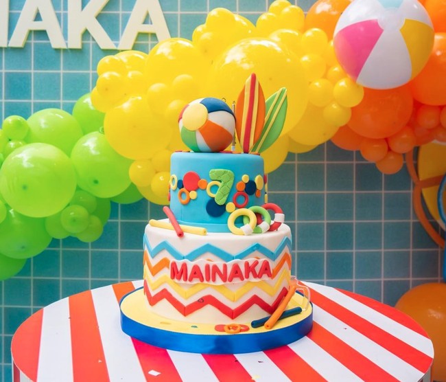 Sesuai dengan temanya, kue ulang tahun Mainaka juga dibuat unik dengan menggunakan warna-warna yang beragam. Kue ulang tahun 2 tingkat itu dilengkapi dengan tulisan nama Mainaka dan usianya saat ini. Foto: Instagram/@ramadhaniabakrie