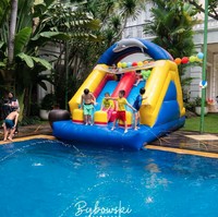 Beragam mainan anak tampak tersedia di pesta ulang tahun Mainaka. Salah satunya adalah mainan perosotan yang satu ini. Terlihat anak-anak yang hadir sangat senang bermain di perosotan yang langsung terhubung dengan kolam renang tersebut. Foto: Instagram/@ramadhaniabakrie