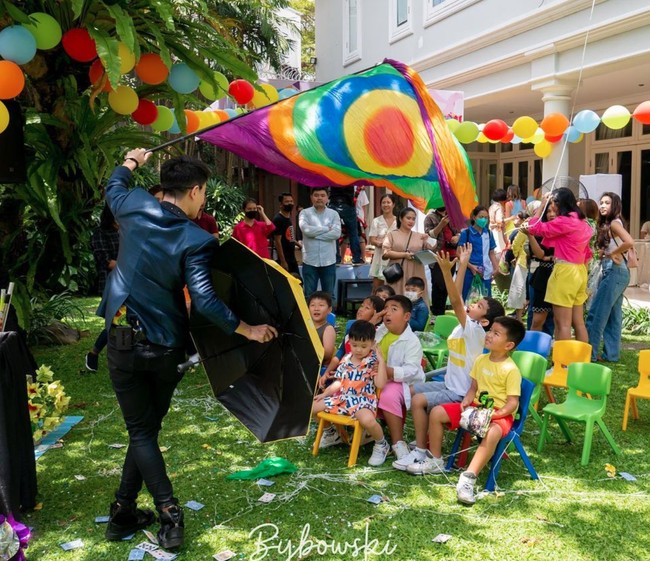 Tak hanya perosotan, atraksi sulap juga ada di pesta ulang tahun Mainaka. Anak-anak yang hadir pun terhibur melihat aksi sulap tersebut. Foto: Instagram/@ramadhaniabakrie