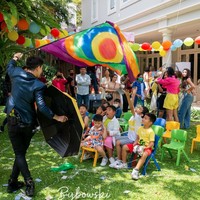 Tak hanya perosotan, atraksi sulap juga ada di pesta ulang tahun Mainaka. Anak-anak yang hadir pun terhibur melihat aksi sulap tersebut. Foto: Instagram/@ramadhaniabakrie