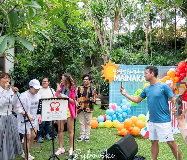 Dari foto yang dibagikan terlihat Ayu Dewi, Raffi Ahmad dan Nagita Slavina turut hadir memeriahkan acara. Ayu bersama Nagita dan Nia bahkan sempat bernyanyi bersama di acara ulang tahun Mainaka tersebut. Foto: Instagram/@ramadhaniabakrie
