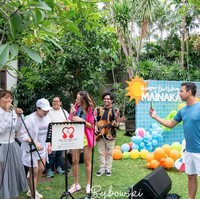 Dari foto yang dibagikan terlihat Ayu Dewi, Raffi Ahmad dan Nagita Slavina turut hadir memeriahkan acara. Ayu bersama Nagita dan Nia bahkan sempat bernyanyi bersama di acara ulang tahun Mainaka tersebut. Foto: Instagram/@ramadhaniabakrie