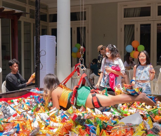 Tak kalah asik dan menark, permainan menjadi mesin capit yang bisa mengambil berbagai snack ini juga banyak diminati oleh anak-anak yang hadir. Kakak Mainaka, Mikhayla bahkan terlihat mencoba langsung mainan tersebut. Foto: Instagram/@ramadhaniabakrie