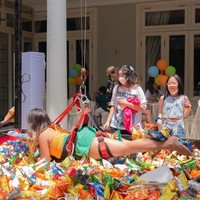 Tak kalah asik dan menark, permainan menjadi mesin capit yang bisa mengambil berbagai snack ini juga banyak diminati oleh anak-anak yang hadir. Kakak Mainaka, Mikhayla bahkan terlihat mencoba langsung mainan tersebut. Foto: Instagram/@ramadhaniabakrie