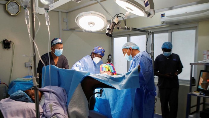 SENSITIVE MATERIAL. THIS IMAGE MAY OFFEND OR DISTURB Gynaecological surgeon Dr. Marci Bowers leads a team of nurses as they perform a clitoral restorative surgery on a woman who previously underwent female genital mutilation (FGM), at a clinic in Nairobi, Kenya, November 17, 2022. REUTERS/Monicah Mwangi
