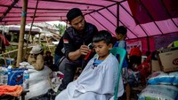 Tempat cukur digratiskan untuk membantu para warga yang terdampak gempa yang ingin mencukur rambut.