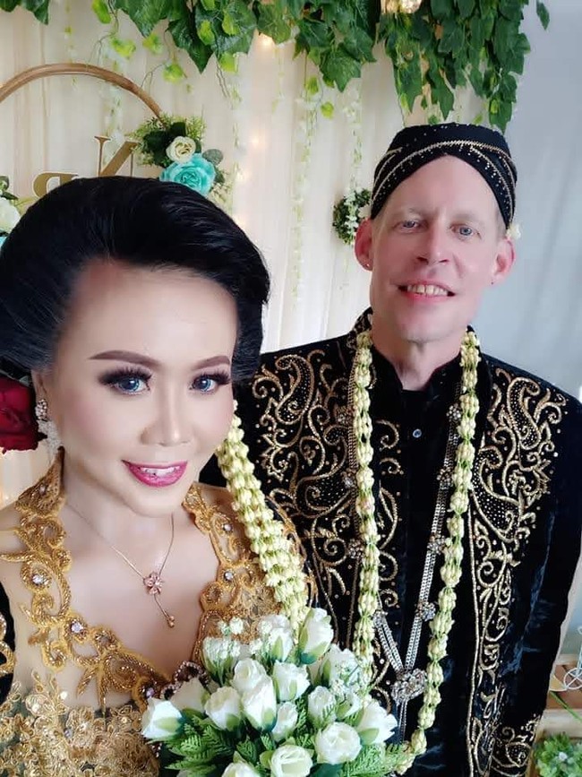 Nana melanjutnya cerita awal hubungannya dengan Brandt Lafave. Kisah keduanya terhalang oleh jarak dan perbedaan waktu Indonesia dan Amerika Serikat. Sulit karena LDR dan perbedaan waktu 12 jam. Jadi hanya bisa video call atau chatting. Banyak momen dimana saya butuh dia hadir tapi tidak bisa karena tuntutan kerjaan dia di sana, ujar Nana. Foto: Dok. pribadi Puji.