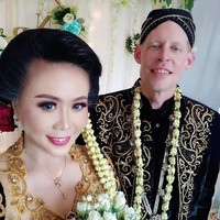 Nana melanjutnya cerita awal hubungannya dengan Brandt Lafave. Kisah keduanya terhalang oleh jarak dan perbedaan waktu Indonesia dan Amerika Serikat. Sulit karena LDR dan perbedaan waktu 12 jam. Jadi hanya bisa video call atau chatting. Banyak momen dimana saya butuh dia hadir tapi tidak bisa karena tuntutan kerjaan dia di sana, ujar Nana. Foto: Dok. pribadi Puji.
