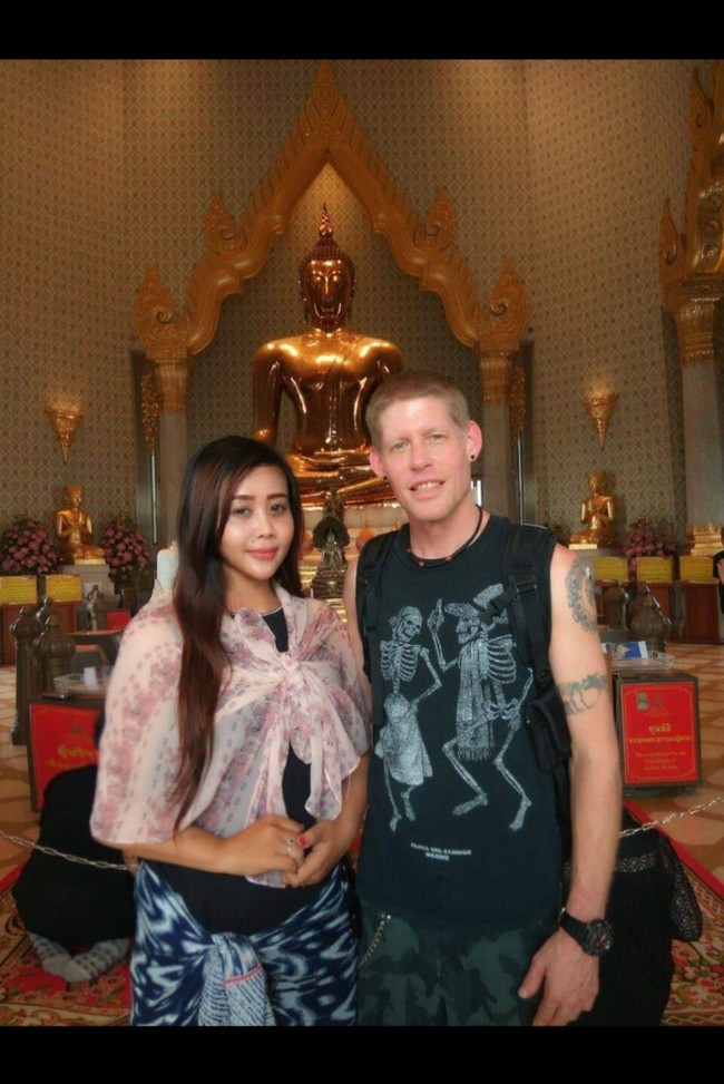 Kemudian selang dua tahun, Erna bertemu dengan pria kewarganegaraan Amerika Serikat ketika berada di Semarang, Jawa Tengah. Pria bule tersebut mengaku baru saja liburan ke Jepara. Setelah saling mengenal satu sama lain, keduanya sepakat memutuskan untuk naik pelaminan. 2017 ketemu dia di Semarang. Pacaran 2 tahun dan sudah ditanya ibu saya kapan menikah. Persiapan menikah 2019. Team sukses yang MUA nya adalah mantan kakak ipar, lanjut Erna. Alhamdulillah sah didampingi kakak tercinta karena orang tua sudah meninggal dan mertua sakit. Pesta sederhana yang penting bisa syukuran dengan undangan terbuka ini waktu ke Thailand, lanjutnya lagi. Foto: Dok. pribadi Puji.