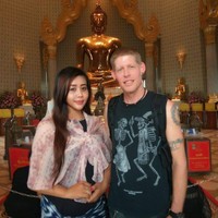 Kemudian selang dua tahun, Erna bertemu dengan pria kewarganegaraan Amerika Serikat ketika berada di Semarang, Jawa Tengah. Pria bule tersebut mengaku baru saja liburan ke Jepara. Setelah saling mengenal satu sama lain, keduanya sepakat memutuskan untuk naik pelaminan. 2017 ketemu dia di Semarang. Pacaran 2 tahun dan sudah ditanya ibu saya kapan menikah. Persiapan menikah 2019. Team sukses yang MUA nya adalah mantan kakak ipar, lanjut Erna. Alhamdulillah sah didampingi kakak tercinta karena orang tua sudah meninggal dan mertua sakit. Pesta sederhana yang penting bisa syukuran dengan undangan terbuka ini waktu ke Thailand, lanjutnya lagi. Foto: Dok. pribadi Puji.