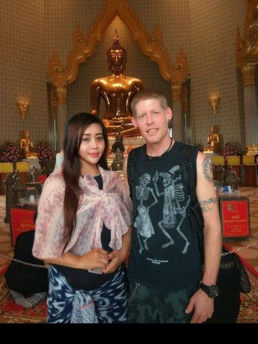 Pasangan beda negara Puji Ernawati yang menikah dengan Brandt Lafave, viral di media sosial.