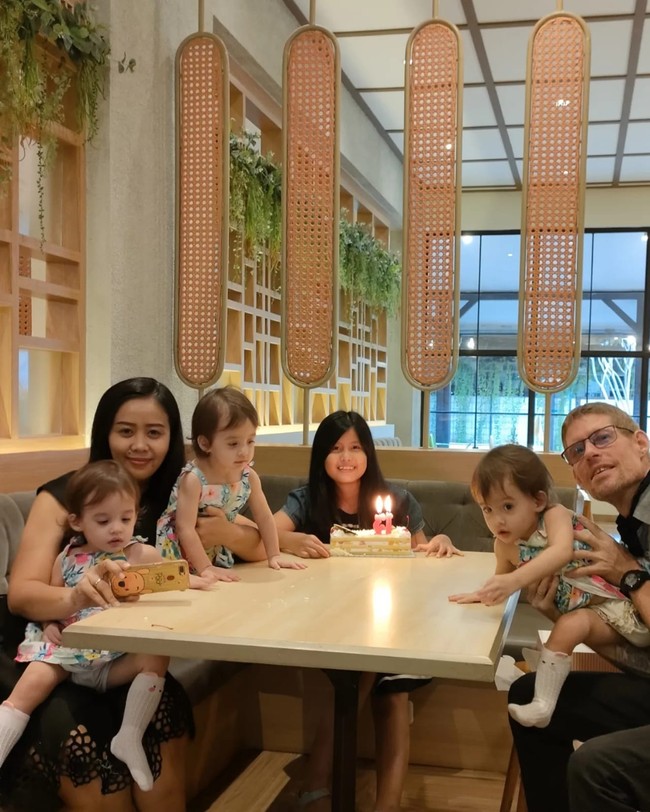 Selain jarak, Nana mengakui perbedaan budaya juga menjadi tantangan dalam hubungannya. Nana dan Brandt Lafave membutuhkan penyesuaian. Dari prinsip, makanan, kebiasaan, dan apabila suami pindah agama mengikuti agama aku tentu banyak pertanyaan dan penyesuaian. Kami tinggal di lingkungan yang masih ada ronda, arisan dan kerja bakti. Alhamdulillah suami bahagia apalagi tetangga yang sangat baik kepada kami. Harus benar benar siap baik fisik, finansial dan mental. Harus banyak belajar, memahami, dan mengerti, sebut Nana. Foto: Dok. pribadi Puji,