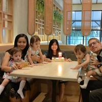 Selain jarak, Nana mengakui perbedaan budaya juga menjadi tantangan dalam hubungannya. Nana dan Brandt Lafave membutuhkan penyesuaian. Dari prinsip, makanan, kebiasaan, dan apabila suami pindah agama mengikuti agama aku tentu banyak pertanyaan dan penyesuaian. Kami tinggal di lingkungan yang masih ada ronda, arisan dan kerja bakti. Alhamdulillah suami bahagia apalagi tetangga yang sangat baik kepada kami. Harus benar benar siap baik fisik, finansial dan mental. Harus banyak belajar, memahami, dan mengerti, sebut Nana. Foto: Dok. pribadi Puji,