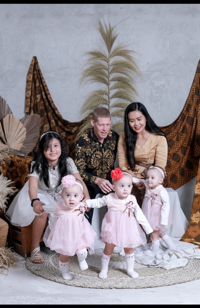 Anak ketiga dari empat orang bersaudara ini berusaha memupuk rasa saling percaya dengan Brandt. Mereka juga terus saling mendukung walaupun jarak memisahkan. Saling percaya dan saling support. Dia tipe pendengar yang baik jadi kami video call bisa ber jam-jam setiap hari, jelasnya. Setelah saling mengenal, Nana dan Brandt Lafave mempersiapkan berkas untuk naik pelaminan. Dokumen yang banyak dan saya persiapkan sendiri kecuali dokumen dari kedutaan USA karena harus dia yang applied. Jadi dokumen untuk KUA, visa dia, convert agama suami dan tidak boleh menentukan tanggal dahulu oleh KUA karena takutnya dokumen belum siap, sebut Nana. Foto: Dok. pribadi Puji.