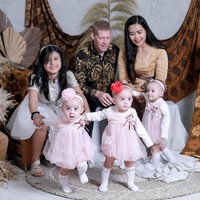 Anak ketiga dari empat orang bersaudara ini berusaha memupuk rasa saling percaya dengan Brandt. Mereka juga terus saling mendukung walaupun jarak memisahkan. Saling percaya dan saling support. Dia tipe pendengar yang baik jadi kami video call bisa ber jam-jam setiap hari, jelasnya. Setelah saling mengenal, Nana dan Brandt Lafave mempersiapkan berkas untuk naik pelaminan. Dokumen yang banyak dan saya persiapkan sendiri kecuali dokumen dari kedutaan USA karena harus dia yang applied. Jadi dokumen untuk KUA, visa dia, convert agama suami dan tidak boleh menentukan tanggal dahulu oleh KUA karena takutnya dokumen belum siap, sebut Nana. Foto: Dok. pribadi Puji.