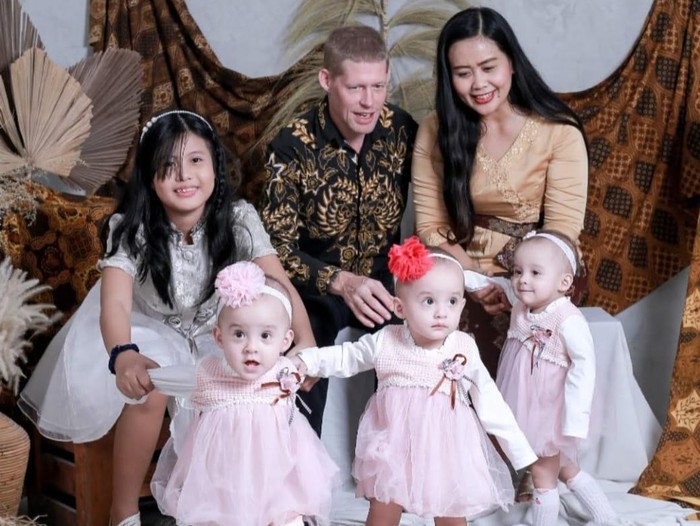 Foto keluarga Puji Ernawati viral di media sosial. Foto: Dok. pribadi Puji. Foto keluarga Puji Ernawati viral di media sosial. Foto: Dok. pribadi Puji.