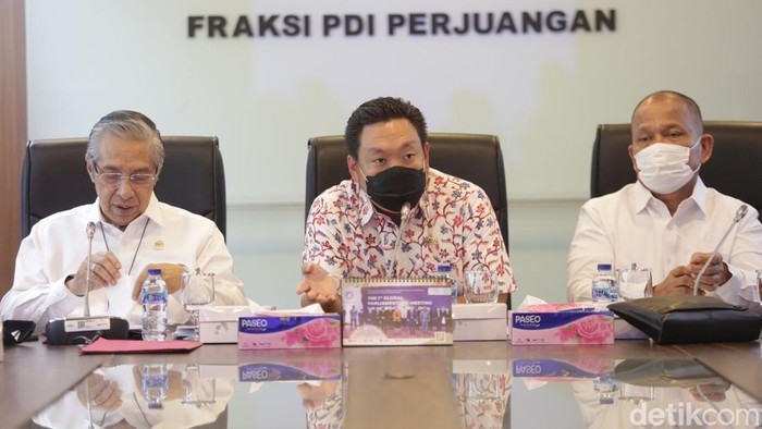 Sejumlah organisasi kesehatan melakukan audiensi dengan Anggota DPR Fraksi PDI Perjuangan. Mereka menyampaikan beberapa tuntutan terkait wacana adanya RUU Kesehatan dengan metode Omnibuslaw. Pertemuan itu digelar di ruang Fraksi PDIP di Kompleks Parlemen, Senayan, Jakarta, Senin (28/11/2022).