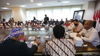 Salah satu perwakilan organisasi PB IDI, Dokter Mahesa menilai RUU Kesehatan terlalu tergesa-gesa jika dimasukkan ke dalam prolegnas. Menurutnya, masih ada isu-isu yang harus dibicarakan di tingkat organisasi profesi. Mahesa menilai proses terkait RUU Kesehatan Ombibuslaw masih tertutup. Aksi ke lapangan hari ini sebagai bentuk kerisauan mereka. Mahesa meminta pembahasan RUU Kesehatan ditarik dari Prolegnas karena belum ada urgensinya. Dia juga menolak liberalisasi dan kapitalisasi di sistem kesehatan.