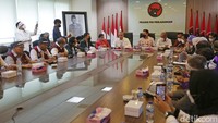 Pertemuan itu digelar di ruang Fraksi PDIP di Kompleks Parlemen, Senayan, Jakarta, Senin (28/11/2022). Adapun organisasi kesehatan yang datang yakni Pengurus Besar Ikatan Dokter Indonesia (PB IDI), Persatuan Perawat Nasional Indonesia (PPNI), Persatuan Dokter Gigi Indonesia (PDGI), Ikatan Bidan Indonesia (IBI). Perwakilan organisasi itu diterima oleh sejumlah anggota DPR di antaranya Charles Honoris, Sturman Panjaitan.