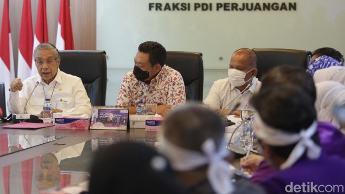 PDIP Terima Perwakilan IDI dkk Terkait RUU Kesehatan Sejumlah organisasi kesehatan melakukan audiensi dengan Anggota DPR Fraksi PDI Perjuangan. Mereka menyampaikan beberapa tuntutan terkait wacana adanya RUU Kesehatan dengan metode Omnibuslaw. Pertemuan itu digelar di ruang Fraksi PDIP di Kompleks Parlemen, Senayan, Jakarta, Senin (28/11/2022).