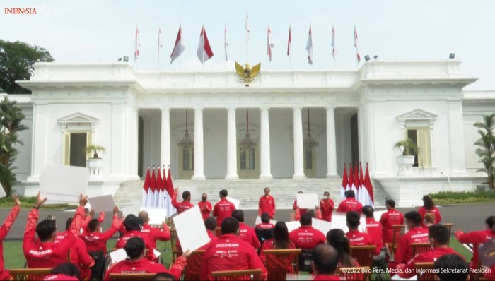 Pemberian bonus untuk atlet ASEAN Para Games ke-11. (Dok Sekretariat Kepresidenan)