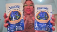 Setelah itu, ekstrak bunga telang tersebut dipasarkan ke daerah Sumatera dan Jawa dengan harga Rp 23 ribu per kemasan. 