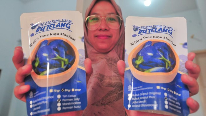Pelaku UMKM mengemas bunga telang (Clitoria ternatea) yang telah dikeringkan saat pembuatan teh daun telang di Jambi, Senin (28/11/2022). Warga setempat di bawah kelompok UMKM Nurchery berhasil memanfaatkan ekstrak bunga telang untuk dijadikan minuman teh yang telah dipasarkan ke Sumatera dan Jawa dengan harga Rp23 ribu per kemasan. ANTARA FOTO/Wahdi Septiawan/hp.