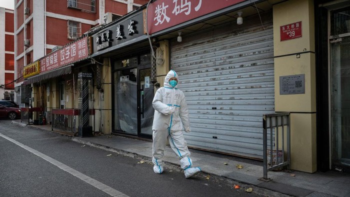 Penampakan Sepinya Pusat Bisnis di Beijing Gegara Lockdown Pemerintah China mengumumkan bahwa negaranya melakukan lockdown kembali untuk mencegah wabah COVID-19. Hal itu mengkibatkan sejumlah pusat bisnis ditutup dan sepi.