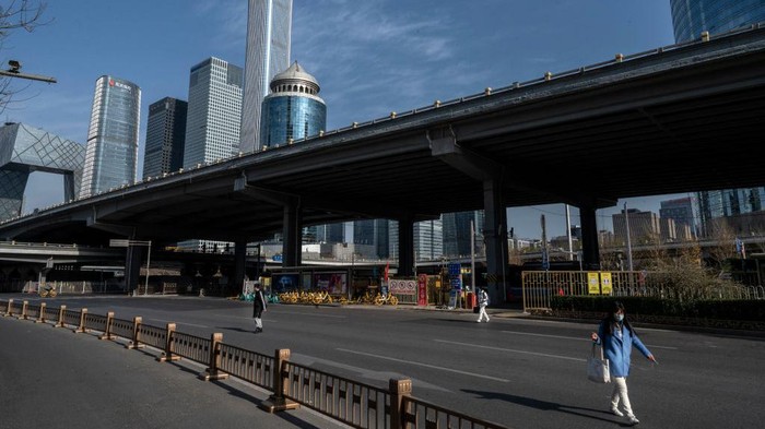 Pemerintah China mengumumkan bahwa negaranya melakukan lockdown kembali untuk mencegah wabah COVID-19. Hal itu mengkibatkan sejumlah pusat bisnis ditutup dan sepi.