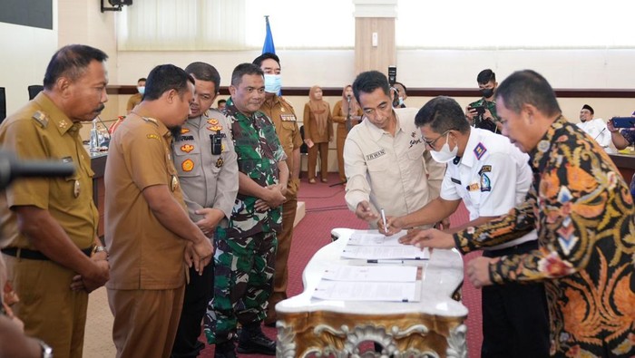 Penandatanganan kontrak pihak maskapai penerbangan Susi Air untuk beroperasi di Bandara Arung Palakka, Bone, Sulsel.