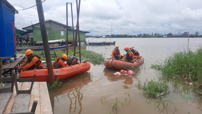Pencarian korban kapal karam di Sungai Muara Kaman, Kukar, Kaltim.