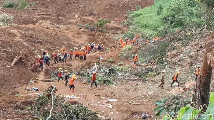 Tim gabungan saat melakukan pencarian korban longsor di Cianjur