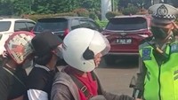 Tilang Manual Dilarang, Motor Bonceng Tiga-Tak Pakai Helm Cuma Ditegur