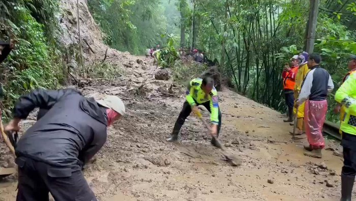Perbaikan longsor di Jalan Maribaya-Lembang