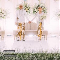 Kiki Amalia akhirnya menikah lagi setelah 10 tahun menjanda. Wanita yang dikenal sebagai pesinetron tersebut dipersunting pengusaha bernama Agung Nugraha.Foto: Instagram @oxalispictures