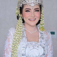 Dari foto-foto yang beredar, Kiki Amalia tampil menawan dengan makeup yang flawless bernuansa pink. Foto: Instagram @yolandaamakeup