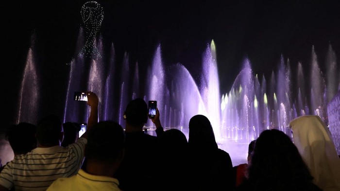 Soccer Football - FIFA World Cup Qatar 2022 - Doha, Qatar - November 27, 2022 A woman sits on The Corniche waterfront in Doha, Qatar. REUTERS/Lee Smith