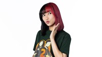 Petualangan Sherina 2 juga menampilkan Isyana Sarasvati. Rambut beda warna Isyana mencolok banget! (Foto: dok. Miles Films/Base Entertainment)