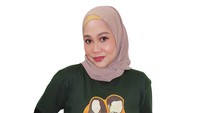 Ucie Nurul sebagai ibu Sherina. (Foto: dok. Miles Films/Base Entertainment)