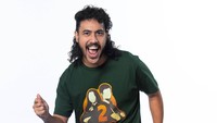 Selain itu ada Randy Danistha juga. Kira-kira apakah ada hubungannya rambut gondrong dan brewok Randy dengan karakter Kertarajasa dari film Petualangan Sherina 1? (Foto: dok. Miles Films/Base Entertainment)