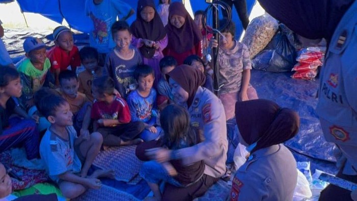 Polwan Polres Karawang saat memberikan trauma healing ke korban gempa Cianjur