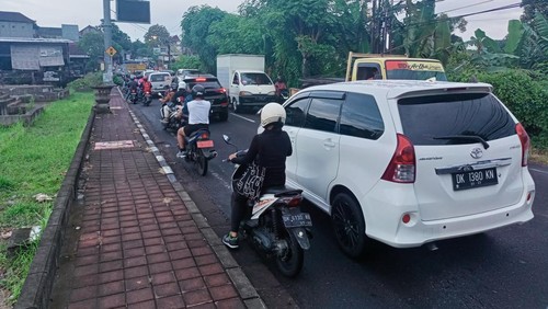 Potret antrean kendaraan di simpang Bangsal Jalan Raya Kapal-Kuta, di Desa Dalung, Kuta Utara, Badung, beberapa waktu lalu. Foto: Aus Eka